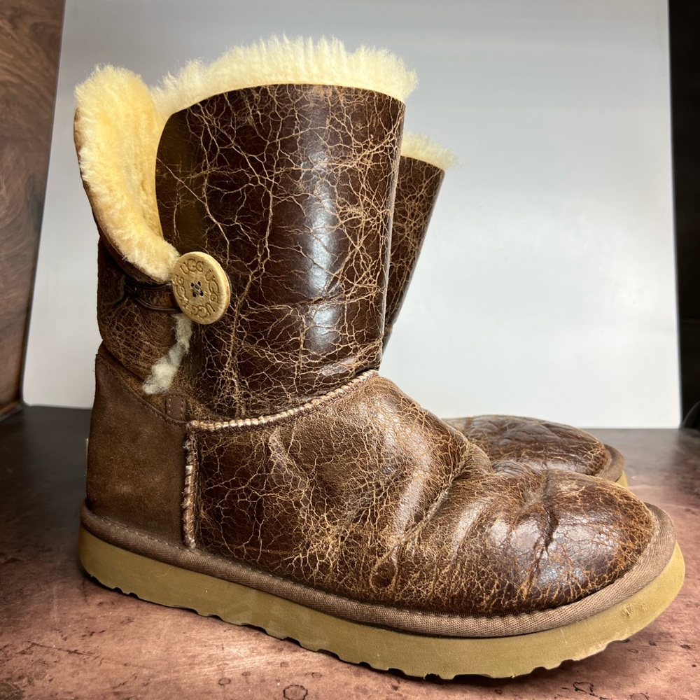 UGG Boots Women Bailey Button Bomber style Leather Distressed Shearling Lining